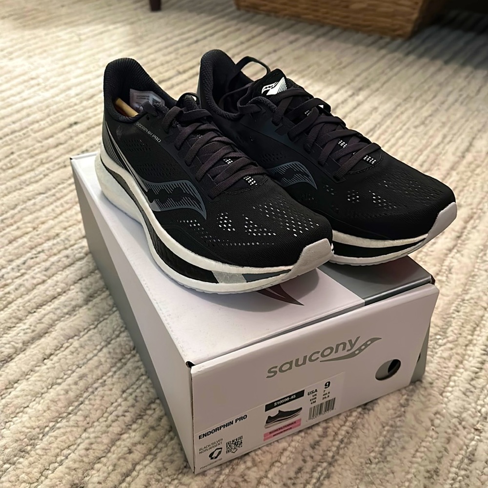 Saucony Endorphin Pro running shoe women’s size 9 (new in box)